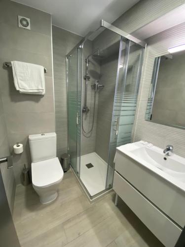 埃纳雷斯河畔圣费尔南多高依玛III旅馆的带淋浴、卫生间和盥洗盆的浴室