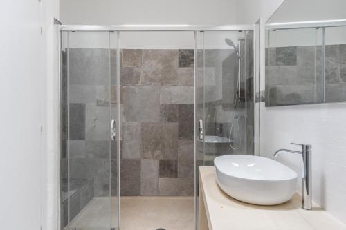 科尔萨诺Villa Franitu - Corsano的一间带水槽和玻璃淋浴的浴室