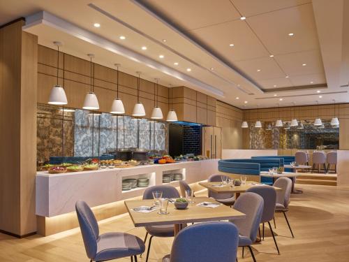 香港麦当劳道贰号酒店式服务住宅公寓的一间带桌椅的餐厅和一间厨房