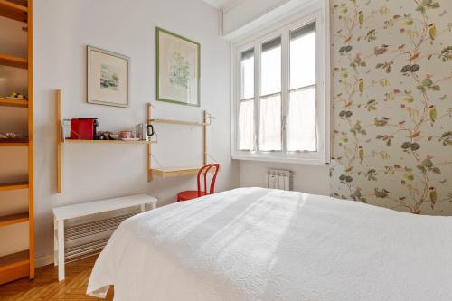 米兰Bed & Breakfast San Calocero - private bathroom - Wi-Fi的卧室配有白色的床和窗户。
