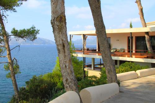 谢洛日博内尔Es Balco, Villa over the mediterranean sea with private beach access的水景度假屋