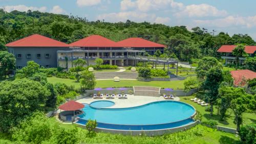 马迪凯里Aurika, Coorg - Luxury by Lemon Tree Hotels的享有度假村空中景致,设有游泳池