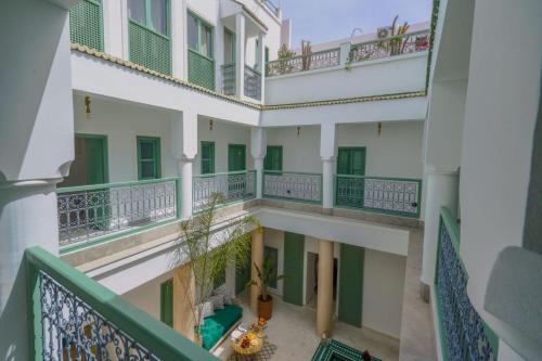 马拉喀什Riad Trésor Marrakech的享有公寓大楼的顶部景色,设有阳台