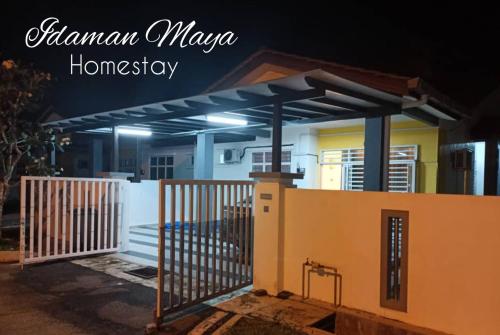 居銮Idaman Maya的一座带门和栅栏的房子