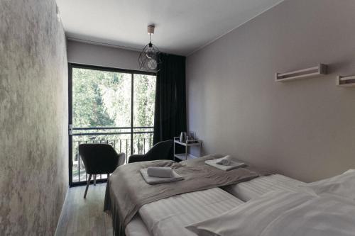 Matildedal罗金马嘉塔罗旅馆的一间卧室设有两张床和大窗户
