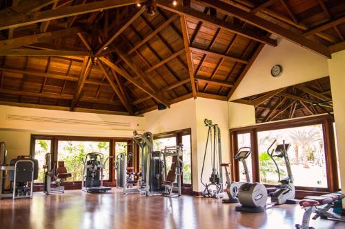 舍曼格勒涅香媞莫里斯温泉度假村的健身房,配有跑步机和健身器材