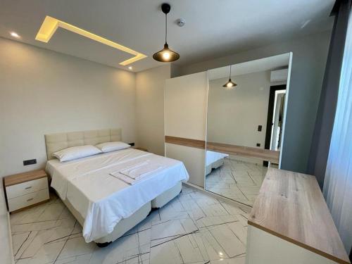 库萨达斯LOTUS Apart的一间卧室配有一张大床和镜子