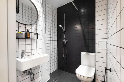 维尔纽斯Youston self check-in coliving Vilnius的浴室配有卫生间、盥洗盆和淋浴。