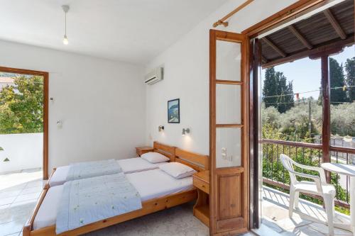 斯科派洛斯Platanakia的一间卧室设有一张床和一个大窗户