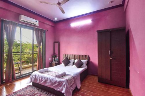 Pink Sea Esta客房内的一张或多张床位