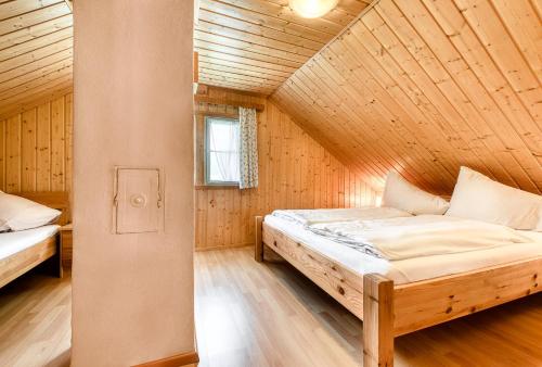 施伦斯玛利德小木屋的木屋内设有一间带两张床的卧室