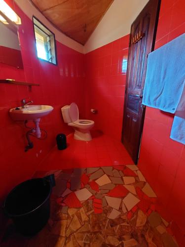大巴萨姆Rundbungalow auf Lionsrest的红色的浴室设有卫生间和水槽