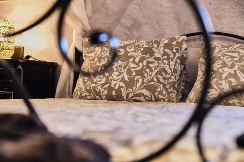 奇克拉纳－德拉弗龙特拉Riad Medina Mudéjar Cádiz的一间卧室配有一张带枕头和灯的床