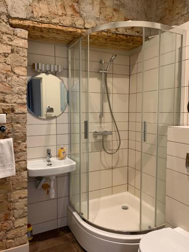 里加雅可布仁兹宾馆的带淋浴、卫生间和盥洗盆的浴室