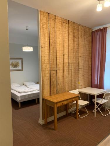里加雅可布仁兹宾馆的客房设有书桌、床和桌子。