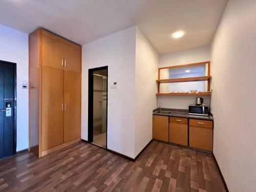 伯恩仓Hotel Studio Apartment- Fantastic Mountain View (4pax)的厨房配有木制橱柜和台面