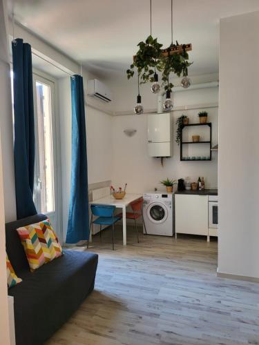 米兰Dea Dreams APARTMENT Piazzale Lodi Wi-Fi Metro a 2 passi的带沙发和桌子的客厅以及厨房。