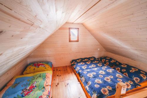 Čakovchaticky.basta的木制阁楼上的卧室配有两张床