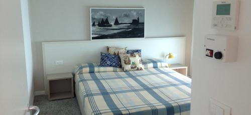 卡奥莱Soggiorno Aurora的卧室配有一张床,墙上挂着一幅画