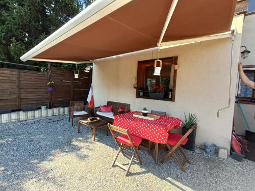 AigueblancheAppartement avec terrasse et parking Privé的露台配有桌椅和遮阳伞
