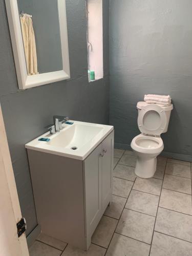 图珀洛Economy Inn的浴室配有白色水槽和卫生间。