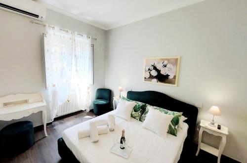 罗马BBHOME Saint Paul design boutique Apartment的卧室配有1张床、1张桌子和1把椅子