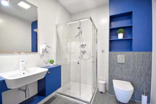 梅尔诺Savana Resort Mielno的带淋浴、盥洗盆和卫生间的浴室