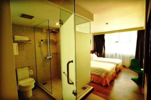 怡保法国酒店的一间带一张床、淋浴和卫生间的浴室