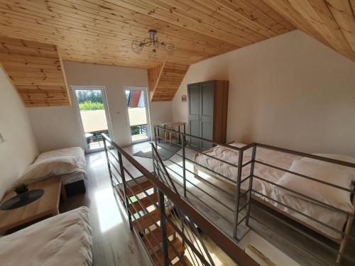 弗瓦迪斯瓦沃沃Domki Apartamentowe 3Fale的客房设有两张双层床和木制天花板。