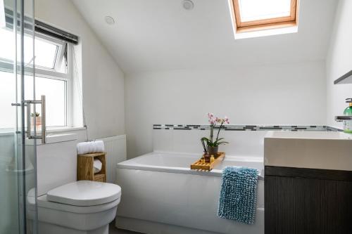 兰迪德诺Modern, light and airy townhouse in Llandudno, West Shore的带浴缸、卫生间和盥洗盆的浴室