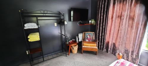 塔卡卡怀塔普泉住宿加早餐旅馆的一间卧室配有双层床和椅子