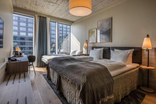 哥本哈根Scandic Spectrum的酒店客房设有两张床和窗户。