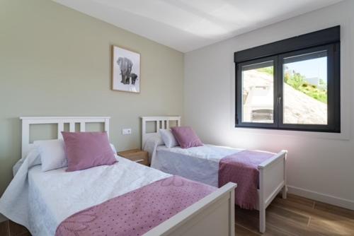 波伊奥Veiga da Fraga的一间卧室设有两张床和窗户。