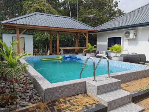 帕拉马里博Tropical appartement的后院的游泳池