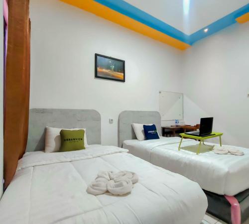 Urbanview Hotel Bagoes Sintang by RedDoorz客房内的一张或多张床位