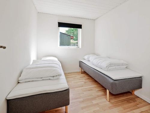 德拉厄Holiday home Dragør的两张床位于带窗户的房间内