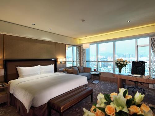 泉州泉州悦华酒店的酒店客房设有一张床和一个大窗户