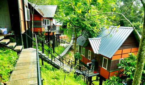 蒙纳Santhi Hill View Resort的房屋的顶部景色,设有通往房屋的楼梯