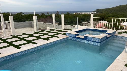 法尔茅斯Joy Estate Rooftop Pool n View unit #1的蓝色瓷砖的大型游泳池