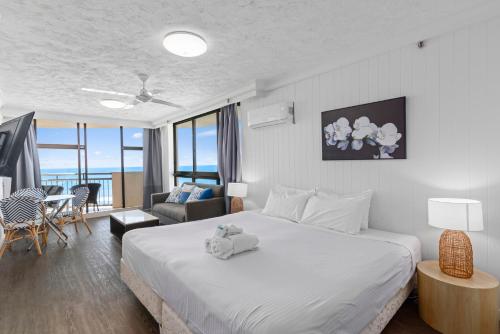 黄金海岸Beachcomber Resort - Deluxe Rooms的卧室里设有一张床,上面有一只动物