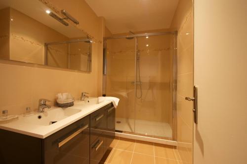 图瓦里伊特莱尔旅馆的带淋浴和盥洗盆的浴室