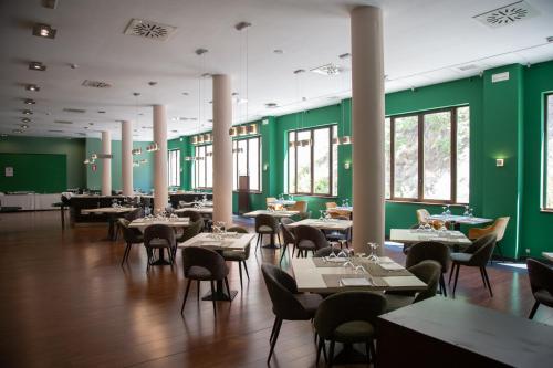 Hotel Real Balneario Carlos III餐厅或其他用餐的地方