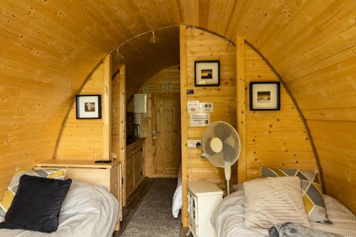 恩尼斯Ivy hill Glamping Pod的小木屋内一间卧室,配有一张床