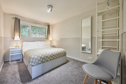 甘尼斯莱克Host & Stay - Robin's Nest的一间卧室配有一张床、一张桌子和一把椅子