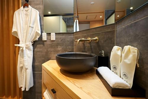 大石Kumonoue Fuji Hotel - Vacation STAY 13713v的一个带黑碗水槽的柜台浴室