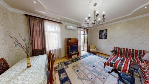 埃里温Yerevan City Center apartment的带沙发和电视的客厅