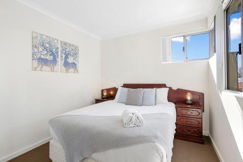 珀斯134 North Perth Nest For 4 Parking的一间白色卧室,配有床和2个窗户