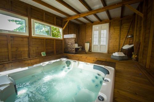 圣安尼Locastudio - Grenadine的木墙客房内的大浴缸