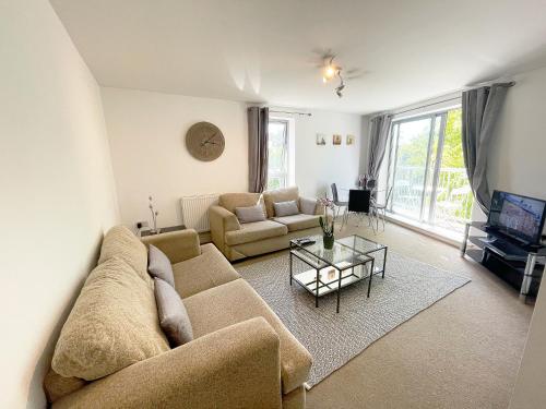法恩伯勒Travaal - 2 Bed Serviced Apartment Farnborough的带沙发和电视的客厅