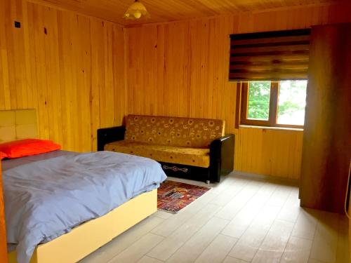 特拉布宗ACISU CAFE KONAKLAMA的一间卧室配有一张床、一张沙发和一个窗口